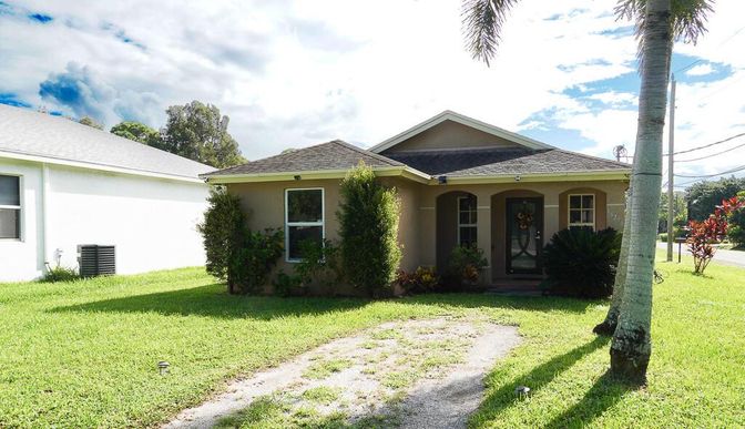 Backyard, Exterior, Facade, Ranch