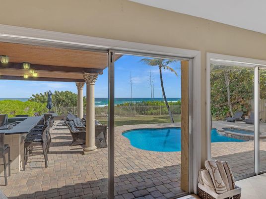 Exterior, Interior, Pool, Sun Room, Water