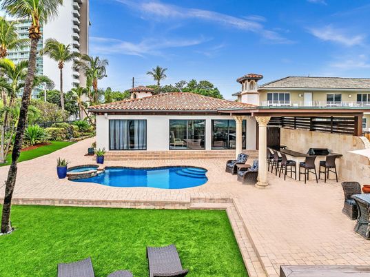 Exterior, Pool
