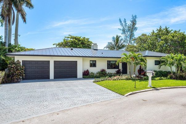 Attached, Exterior, Facade, Ranch