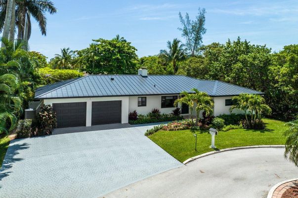 Attached, Exterior, Facade, Ranch