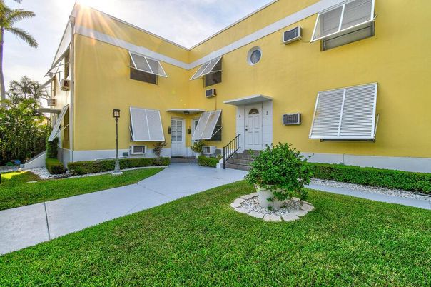 Backyard, Exterior, Facade, Modern