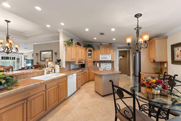 Chandelier, Dining room, Interior, Kitchen, Pendant Lights, Recessed Lighting, Tile Countertops