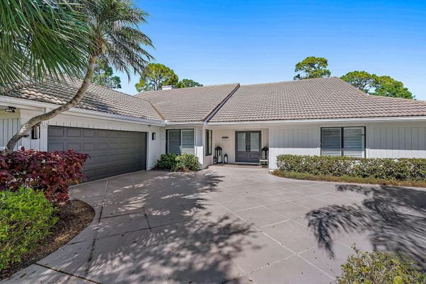Attached, Exterior, Facade, Ranch