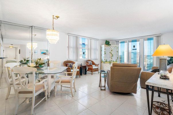 Chandelier, Dining room, Interior, Living room