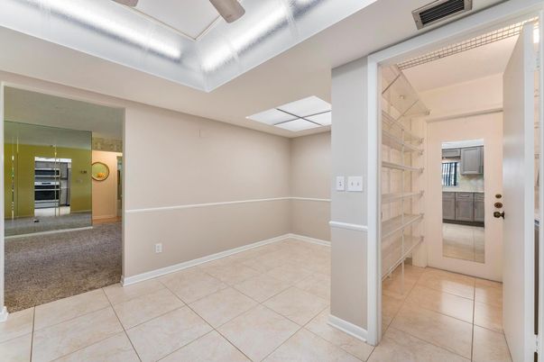 Empty room, Interior