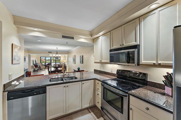 Chandelier, Dining room, Interior, Kitchen, Pendant Lights, Recessed Lighting, Stainless Steel Appliances