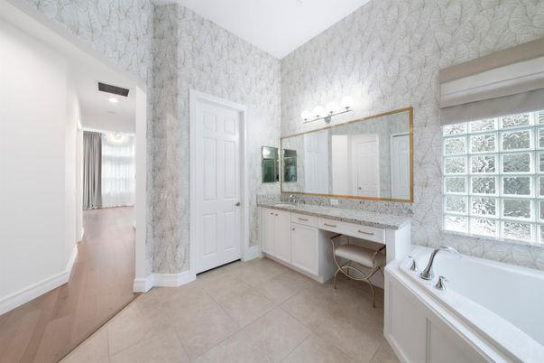 Bathroom, Dual Sink Vanities, Interior, Recessed Lighting