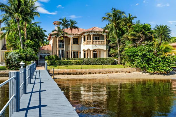 Exterior, Lake