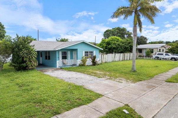 Backyard, Exterior, Facade, Ranch