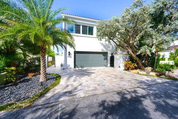 Attached, Exterior, Facade, Mediterranean