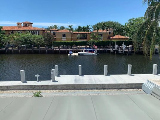 Exterior, Lake