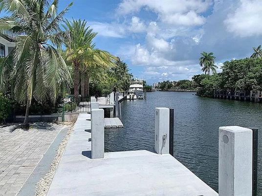 Exterior, Lake