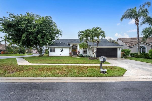 Attached, Exterior, Facade, Ranch