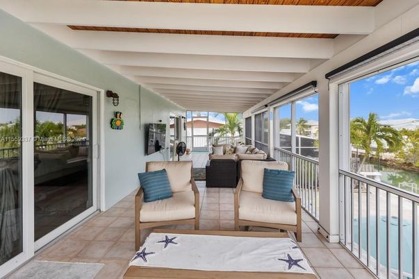 Interior, Living room, Water