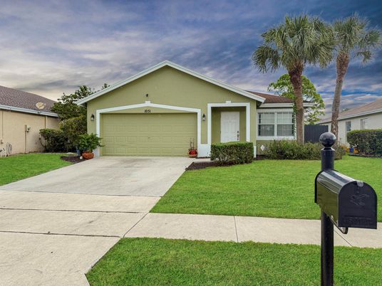 Attached, Exterior, Facade, Ranch