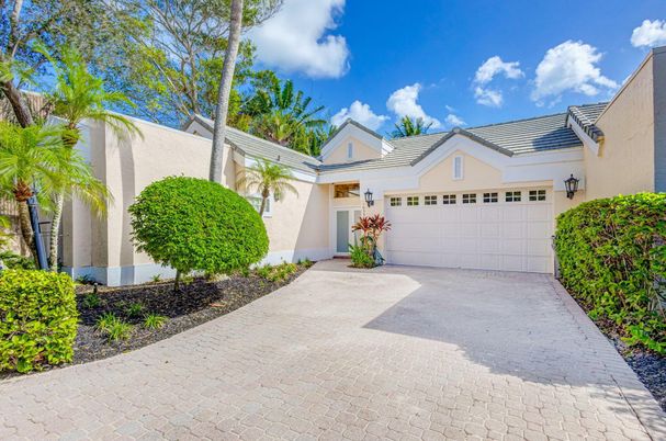 Attached, Exterior, Facade, Ranch