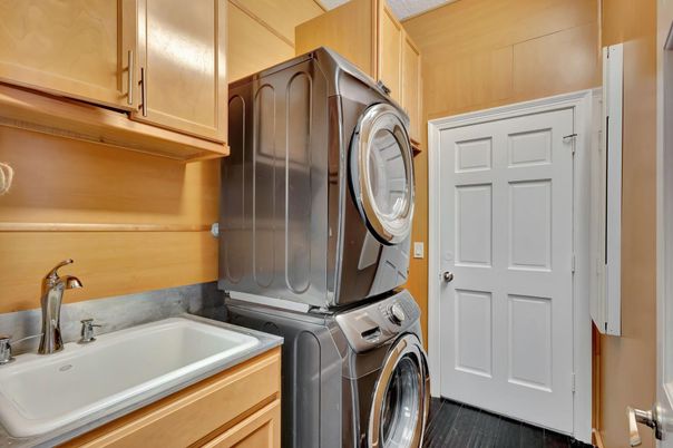 Interior, Utility Closets, Washer, Wood Texture Flooring