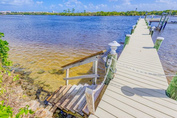 Exterior, Lake