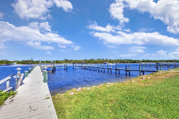 Exterior, Lake