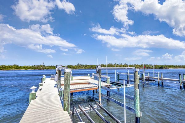 Exterior, Lake