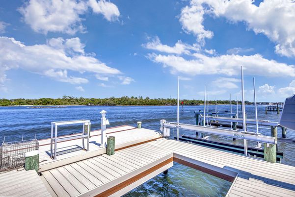 Exterior, Lake