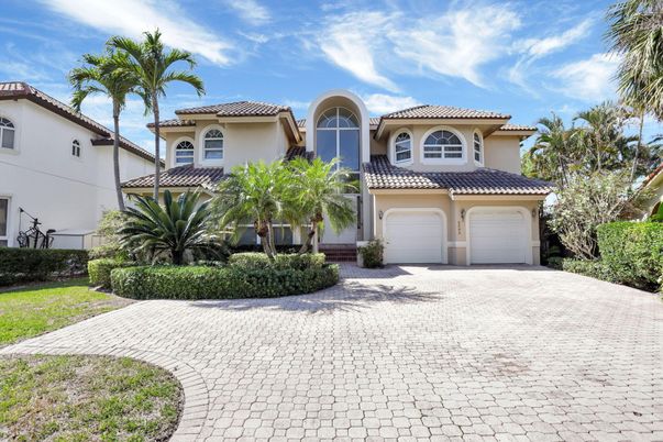 Attached, Exterior, Facade, Mediterranean