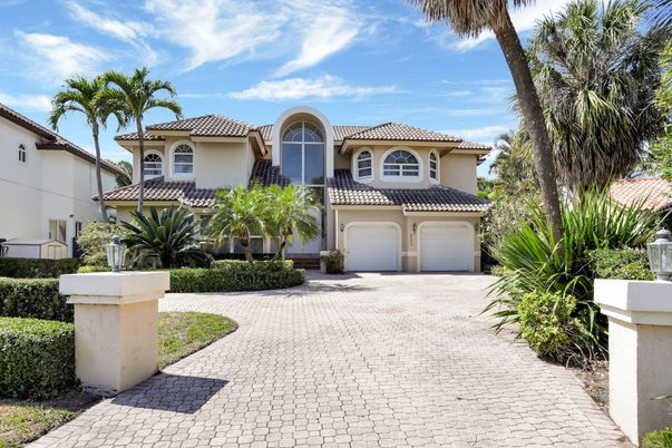 Attached, Exterior, Facade, Mediterranean