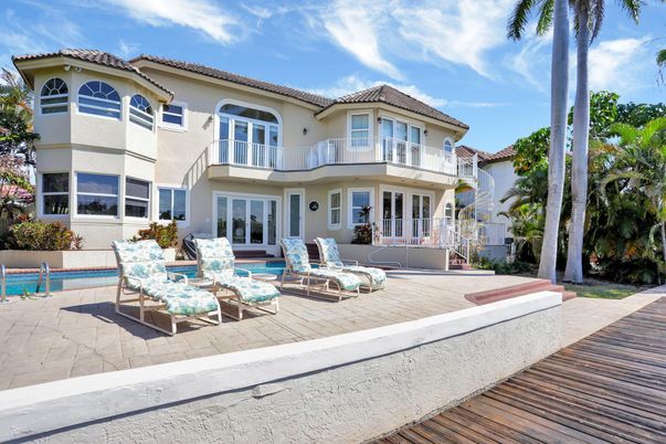 Exterior, Facade, Pool, Mediterranean