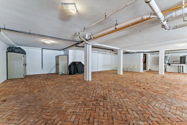 Garage, Interior