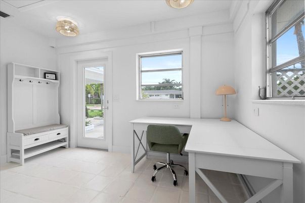 Home Office, Interior