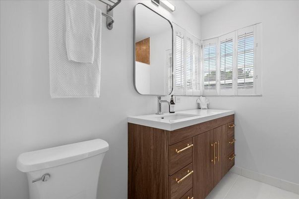 Bathroom, Dual Sink Vanities, Interior