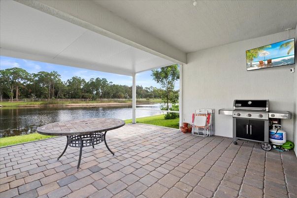 Exterior, Lake
