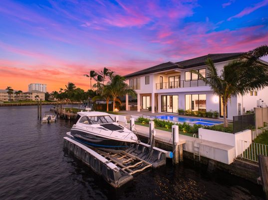 Exterior, Lake