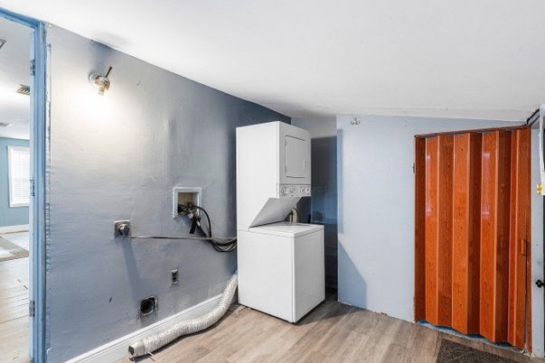 Interior, Washer, Wood Texture Flooring