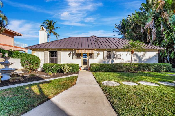 Backyard, Exterior, Facade, Ranch