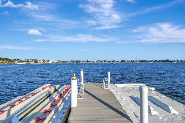 Exterior, Lake