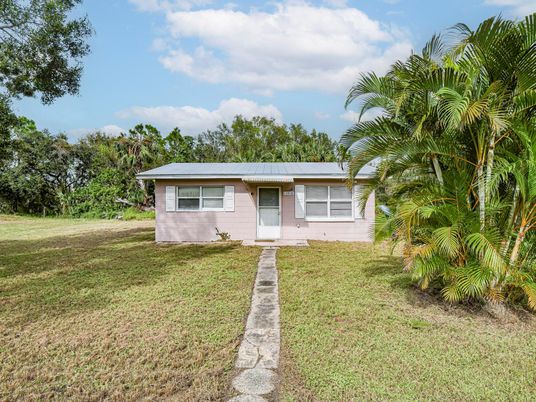 Backyard, Exterior, Facade, Ranch