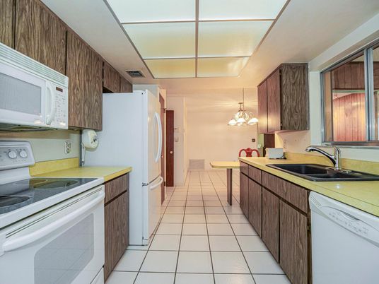 Chandelier, Dining room, Interior, Kitchen