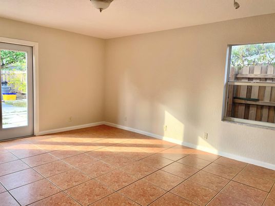 Empty room, Interior