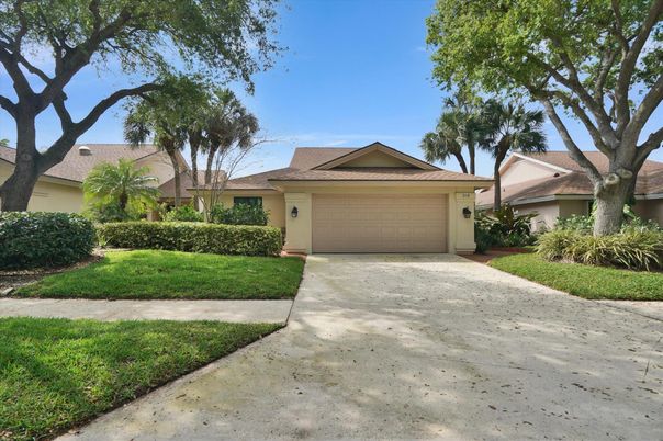 Attached, Exterior, Facade, Ranch