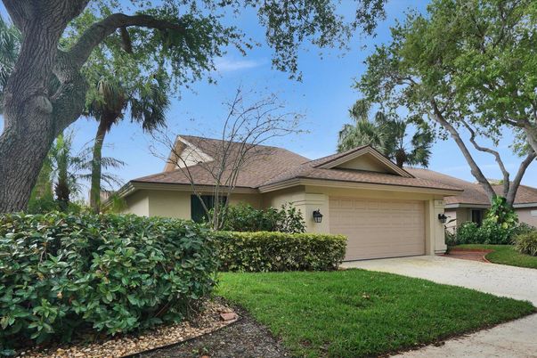 Attached, Exterior, Facade, Ranch