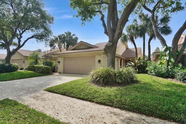 Attached, Exterior, Facade, Ranch