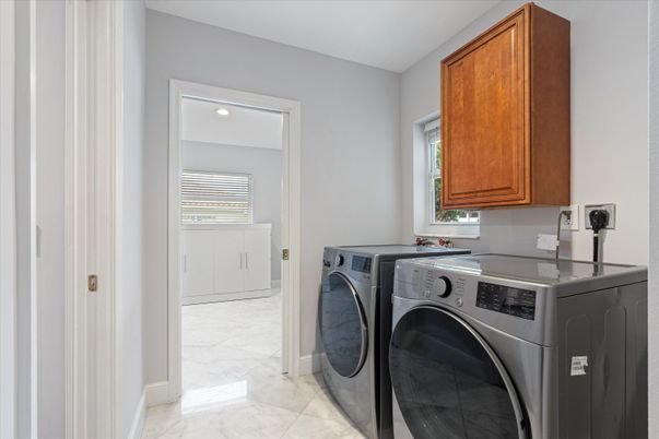 Interior, Marble, Recessed Lighting, Washer