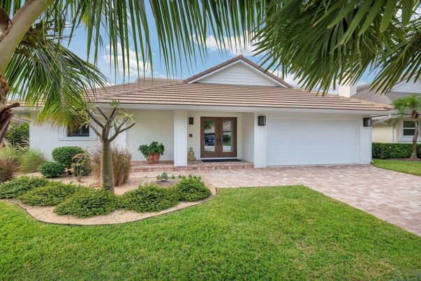 Attached, Exterior, Facade, Ranch