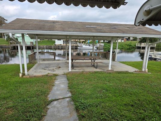 Exterior, Lake