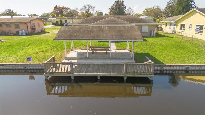 Exterior, Lake