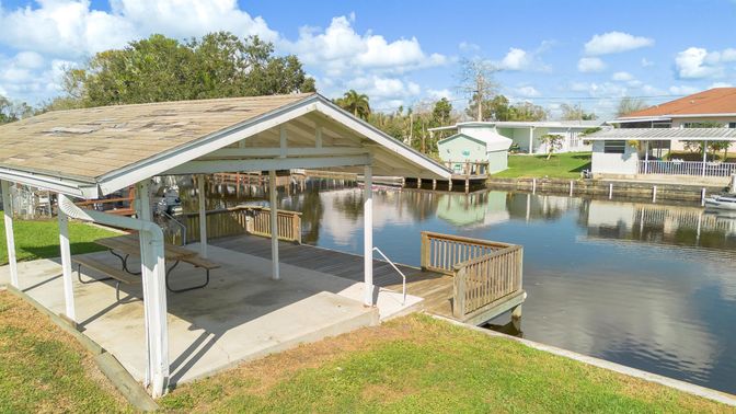 Exterior, Lake