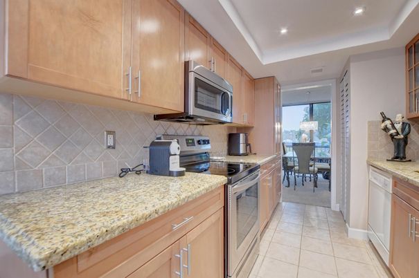 Chandelier, Dining room, Interior, Kitchen, Recessed Lighting, Stainless Steel Appliances