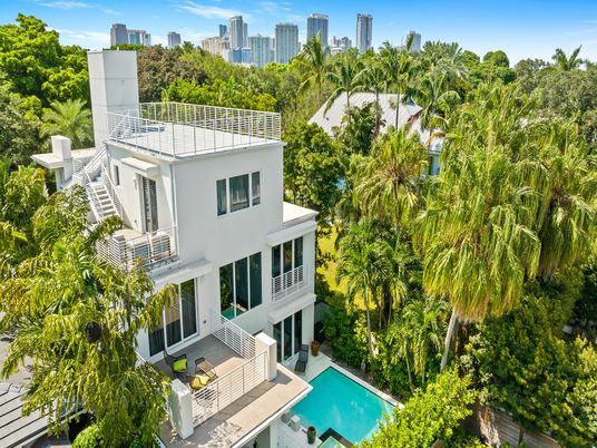 Exterior, Facade, Pool, Mediterranean